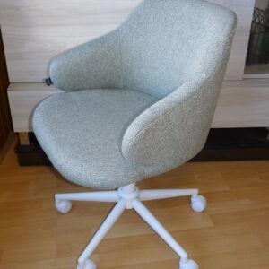Silla giratoria blanca y verde tapizada modelo Zurich