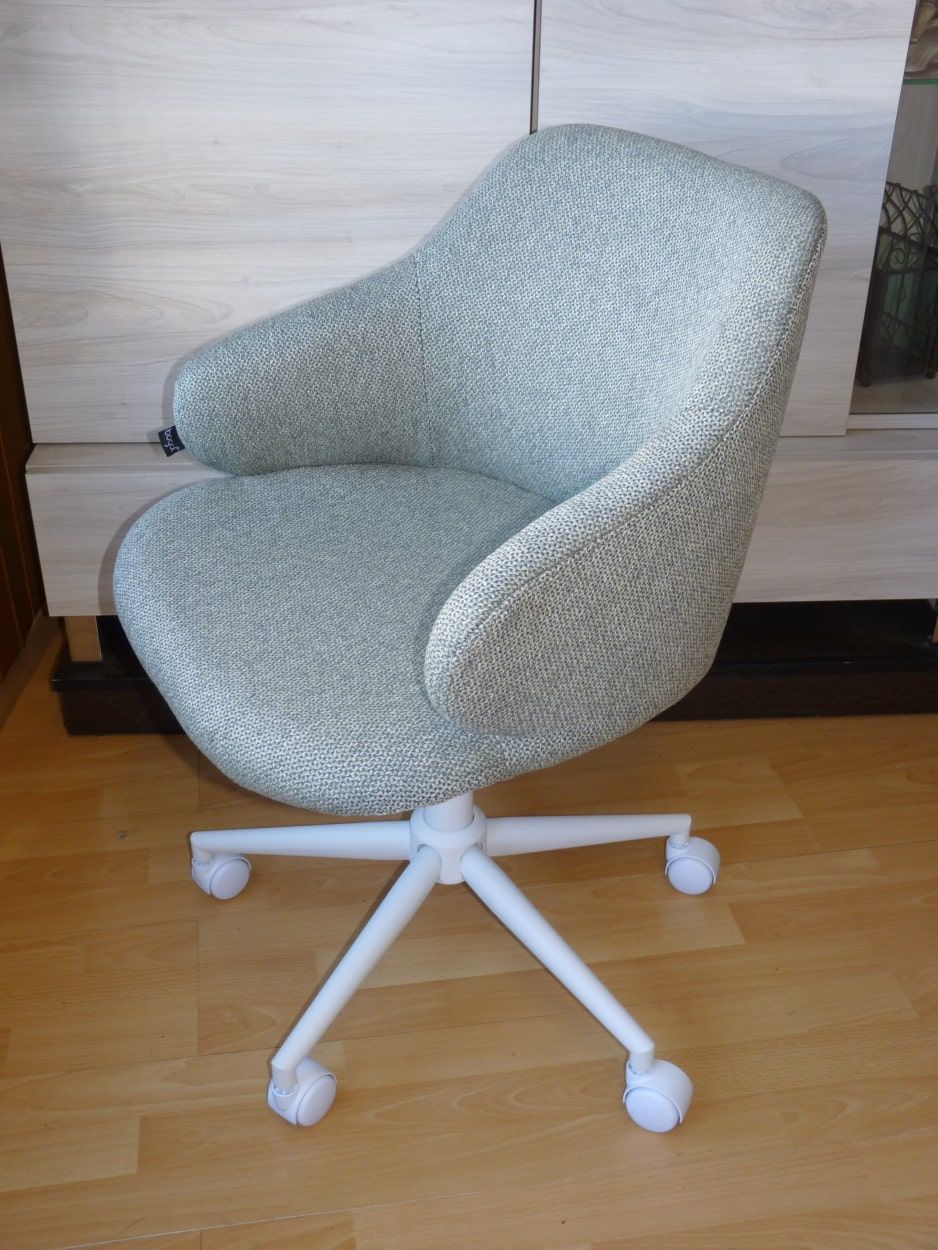 Esencia-Zurich-Silla-Verde-1 Silla giratoria blanca y verde tapizada modelo Zurich