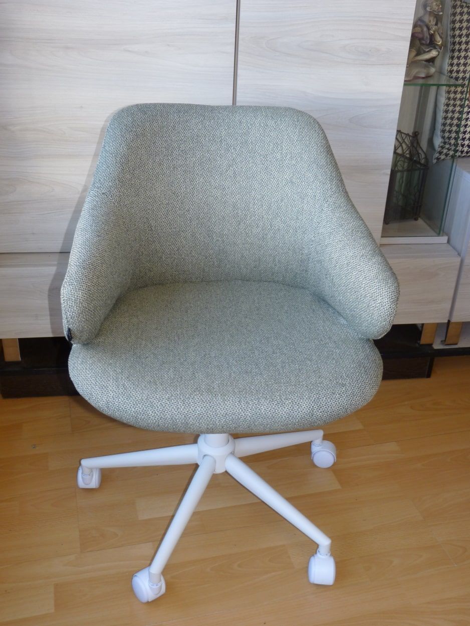 Silla giratoria blanca y verde tapizada modelo Zurich