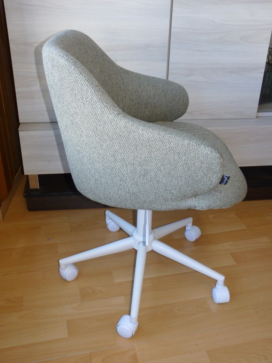 Silla giratoria blanca y verde tapizada modelo Zurich