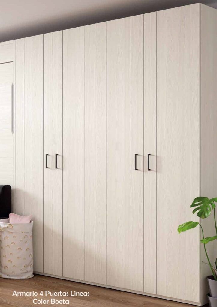 Armario blanco de 4 puertas con decoración de líneas verticales