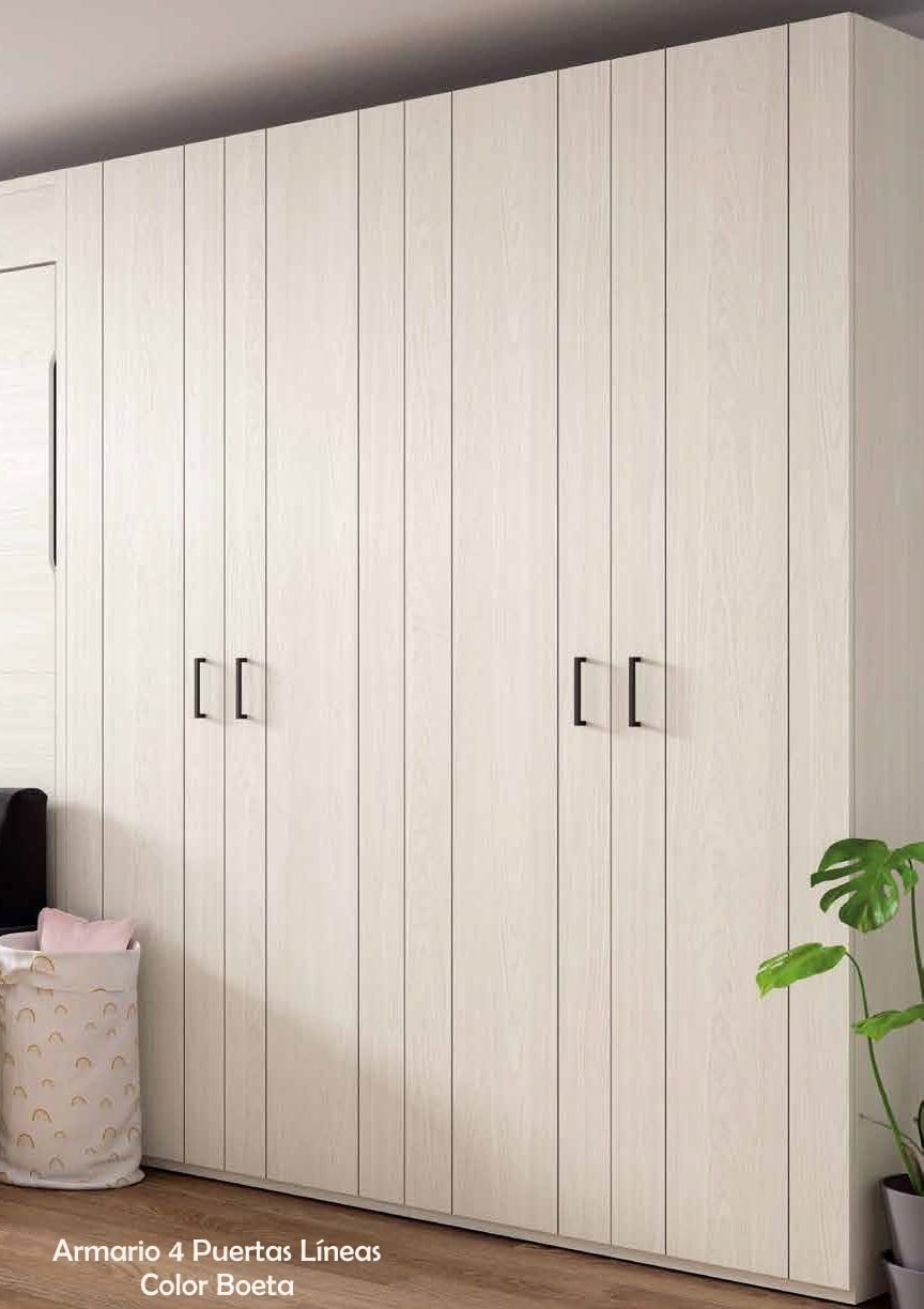 Armario blanco de 4 puertas con decoración de líneas verticales