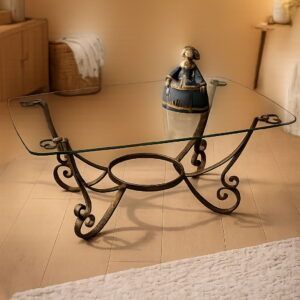 Mesa de centro con patas de forja y cristal transparente