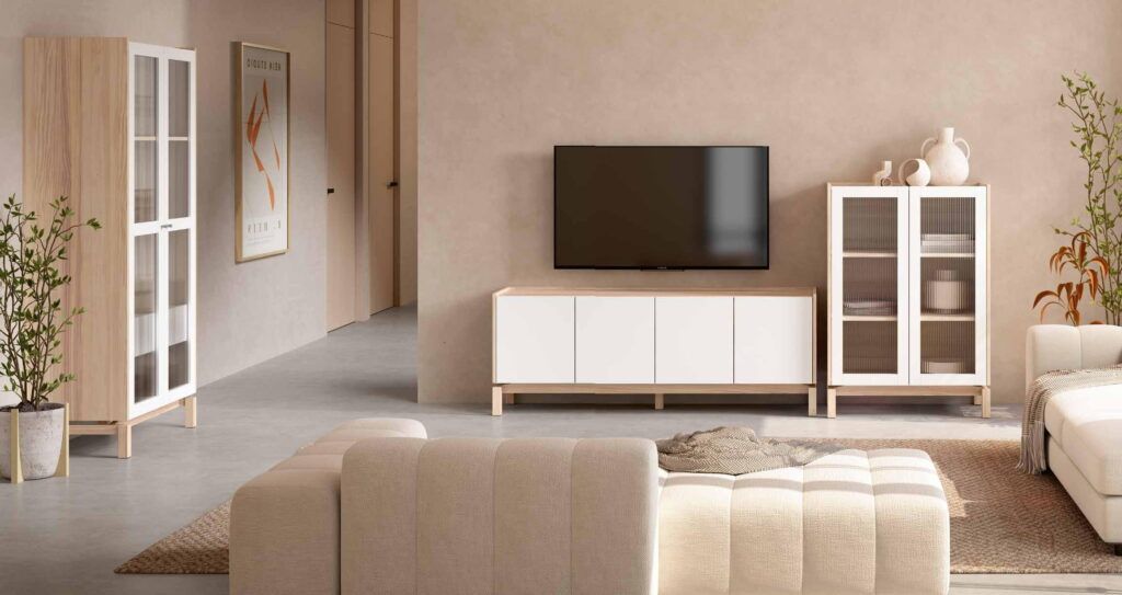 mueble de salón en madera clara y puertas lacadas blanco, sin tiradores y con patas de madera