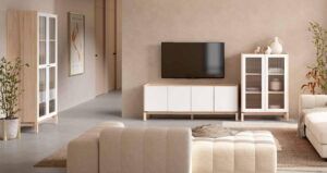 mueble de salón en madera clara y puertas lacadas blanco, sin tiradores y con patas de madera